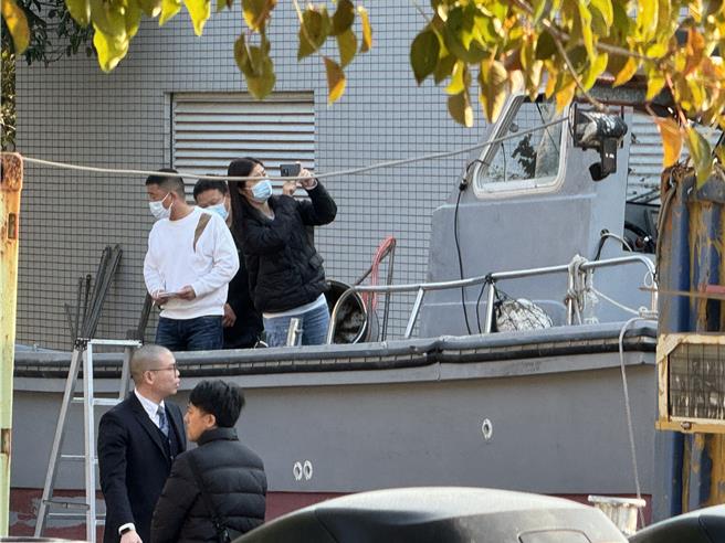 陆方代表及家属今日下午前往查看翻覆之陆籍渔船与当日执行驱离勤务的海巡CP1051巡逻艇，陆方委托之律师(前排左)也全程陪同协助查看。(于家麒摄)