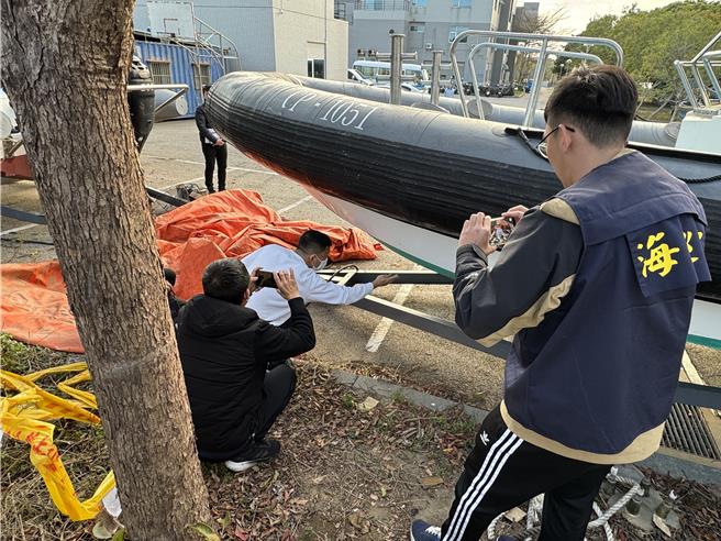 陆方代表及家属也仔细查看当日执行驱离勤务的CP1051海巡巡逻艇，海巡署也派员在一旁全程录影搜证，以防止证物遭受破坏。(于家麒摄)