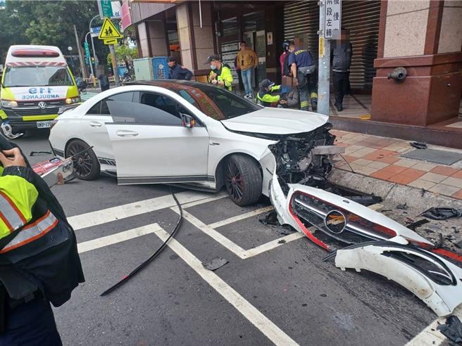 陈女因刚经歷小产，开车时突然头晕恍神而逆向衝撞路边的车辆。（新北市三重警分局提供／吕健豪新北传真）