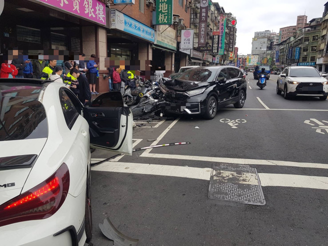 陈女因刚经歷小产，开车时突然头晕恍神而逆向衝撞路边的车辆。（新北市三重警分局提供）