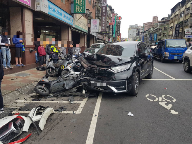 陈女因刚经歷小产，开车时突然头晕恍神而逆向衝撞路边的车辆。（新北市三重警分局提供）