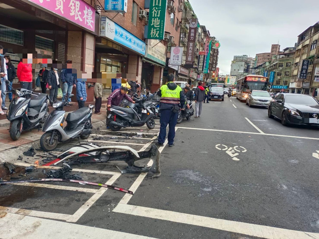 陈女因刚经歷小产，开车时突然头晕恍神而逆向衝撞路边的车辆。（新北市三重警分局提供）