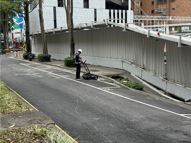 台北市松山區慶城街和興安街交叉口23日晚間9時許發生新建工地地基下陷事故，最新監測結果顯示周遭民房無受到影響。(丁上程攝)