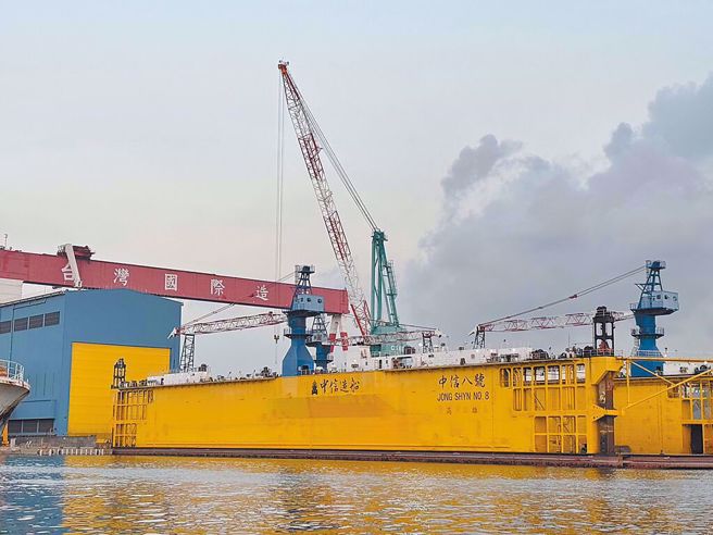 中信造船最大的3万5千吨浮动船坞「中信8号」在22日悄悄的驶近台船海昌厂前。（资料照片）