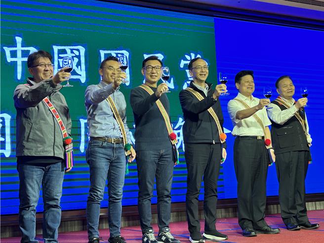 国民党立院党团24日起移师花莲举行共识营，晚间举行同心晚会。（陈薏云摄）
★《中时新闻网》关心您：饮酒过量，有碍健康。酒后不开车，安全有保障！
