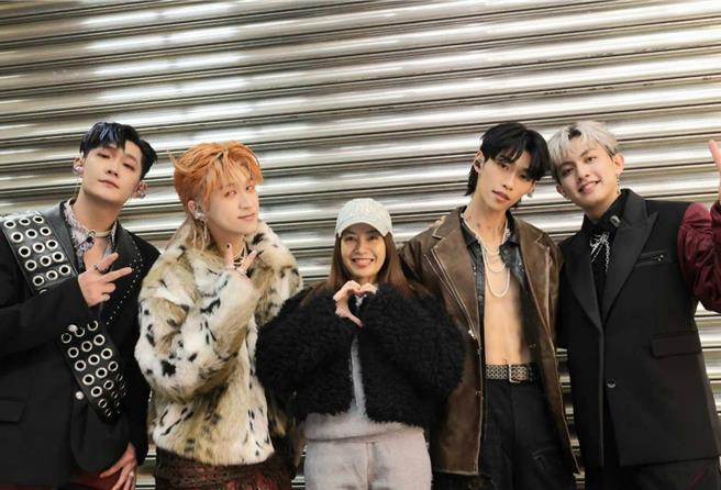 徐怀钰（中）现身后台为U：NUS打气。（粘耿豪摄）