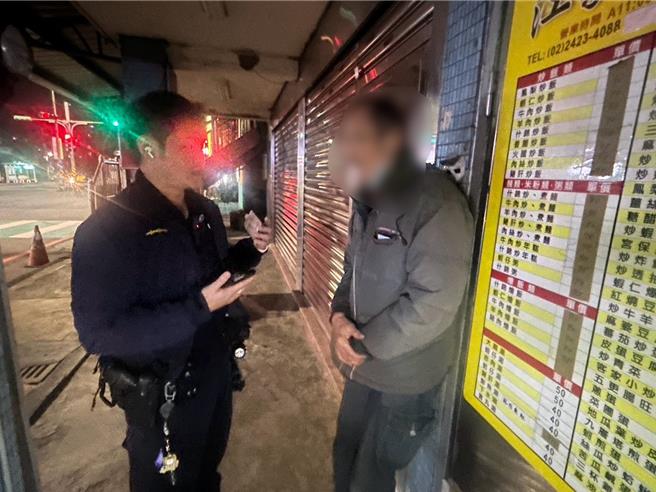 家住在新北市三峽區的7旬吳姓老翁迷途挨餓受凍多日。基隆市警一分局警員獲報見吳翁虛弱到無法站立，趕緊攙扶他上警車後載回派出所，提供他溫水、泡麵，聯繫家人將他帶回。（基隆市警察局提供／徐佑昇基隆傳真）