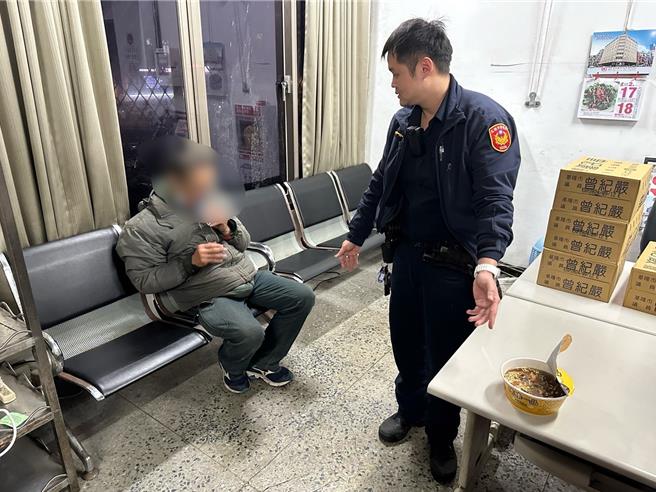 家住在新北市三峽區的7旬吳姓老翁迷途挨餓受凍多日。基隆市警一分局警員獲報見吳翁虛弱到無法站立，趕緊攙扶他上警車後載回派出所，提供他溫水、泡麵，聯繫家人將他帶回。（基隆市警察局提供／徐佑昇基隆傳真）