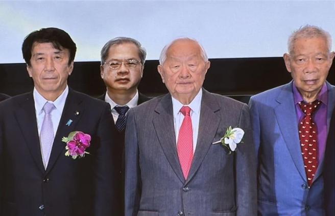 (左起)日本经产大臣斋藤健、台湾国发会主委龚明鑫、台积电创办人张忠谋、台积电董事曾繁城。图／国发会提供