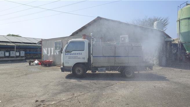 台南市政府動保處出動消毒車進行養雞場噴霧消毒。（台南市政府動保處提供／張毓翎台南傳真）