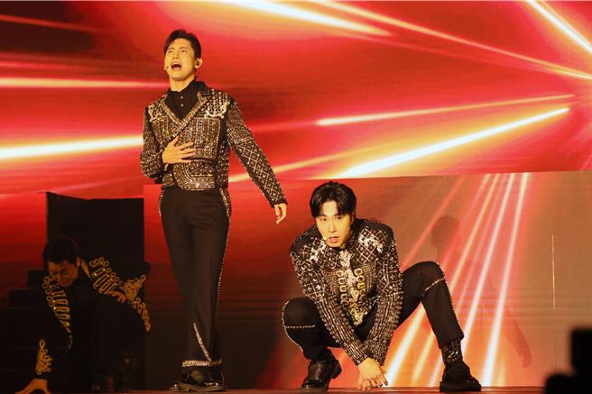 「东方神起」去年年底欢庆出道20周年。（读者提供）