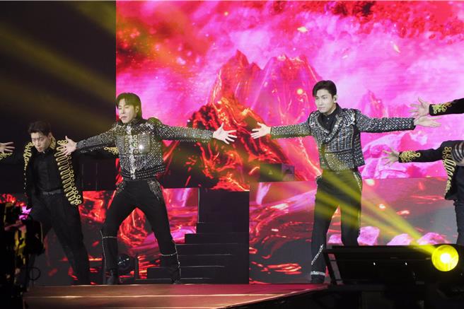 「东方神起」暌违4年半访台开唱。（读者提供）