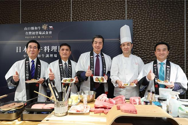 御顶国际与携手东港强成立「晶强和牛贸易公司」推广日本和牛，日本山口县议会副议长岛田教明（左至右）、御顶国际副董李日东、御顶国际董事长孙正强，以及料理长增本与山口县知事村冈嗣政，共同主持「山口和牛灿」入台发表会。图／御顶国际