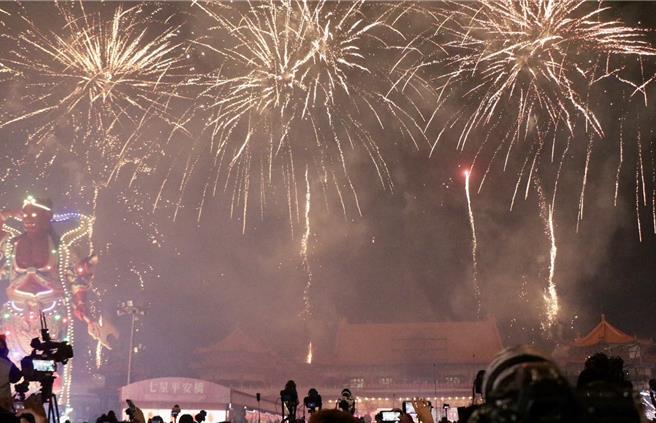 台南市安南區正統鹿耳門聖母廟24日晚間舉辦高空煙火秀，吸引數十萬人湧入土城圍觀。（讀者提供／程炳璋台南傳真）