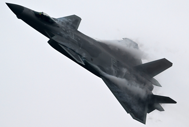 共軍殲-20戰機。（圖 / 新華社）