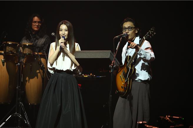 田馥甄（左）24日为deca joins演唱会担任嘉宾。（读者提供）