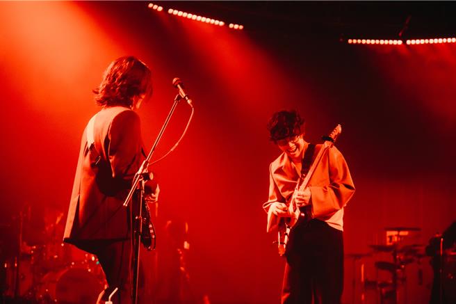 卢广仲（右）23日为deca joins演唱会担任嘉宾。（deca joins提供）