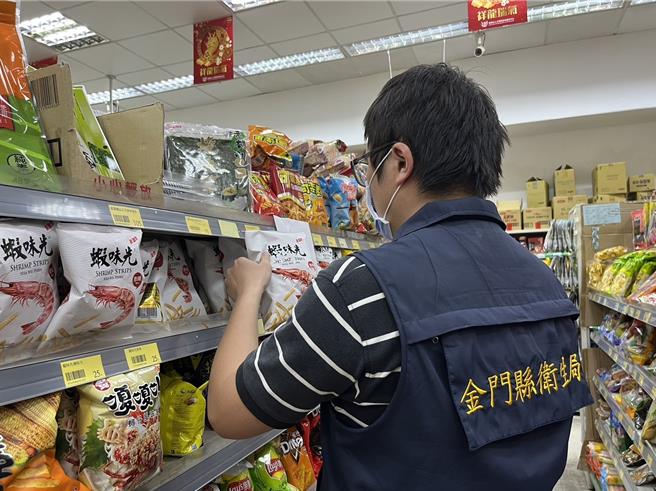 金門縣衛生局稽查含蘇丹紅色素及問題辣椒粉相關產品，382包燕南辣味豬肉乾(絲)及702包辣味蝦味先已全數下架回收。(圖／金門縣衛生局提供)