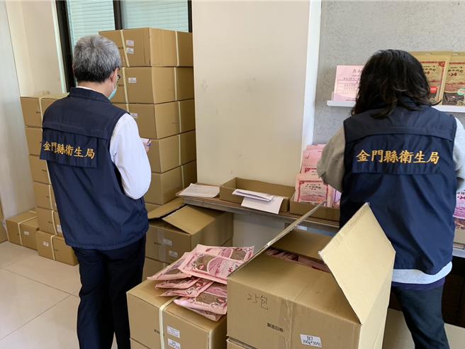 金門縣衛生局稽查含蘇丹紅色素及問題辣椒粉相關產品，382包燕南辣味豬肉乾(絲)及702包辣味蝦味先已全數下架回收。(圖／金門縣衛生局提供)