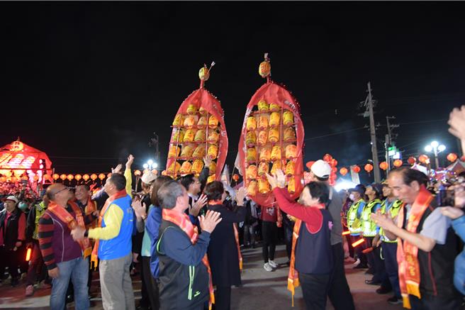 被登录公告为彰化县无形文化资产、拥有196年歷史的「白沙坑迎灯排」，24日晚间6点20分在县长王惠美、乡长顾胜敏及文德宫主委李锡圭等人点灯下，为活动拉开序幕，大批人潮齐聚文德宫，大街小巷鞭炮四射，整个花坛如不夜城般热闹非凡。（吴建辉摄）