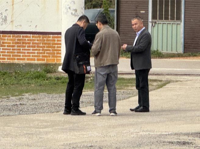 第三次协商结束后，泉州台办副主任李朝晖（右）、晋江红十字会顾问许伟伟（中）及秘书长曹荣山（左）走出会场，似乎在讨论协商内容。（于家麒摄）