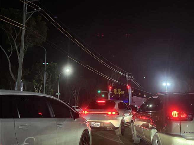 台湾灯会今天涌进破百万人潮，散场时，停车场一度塞到动弹不得。(曹婷婷摄)