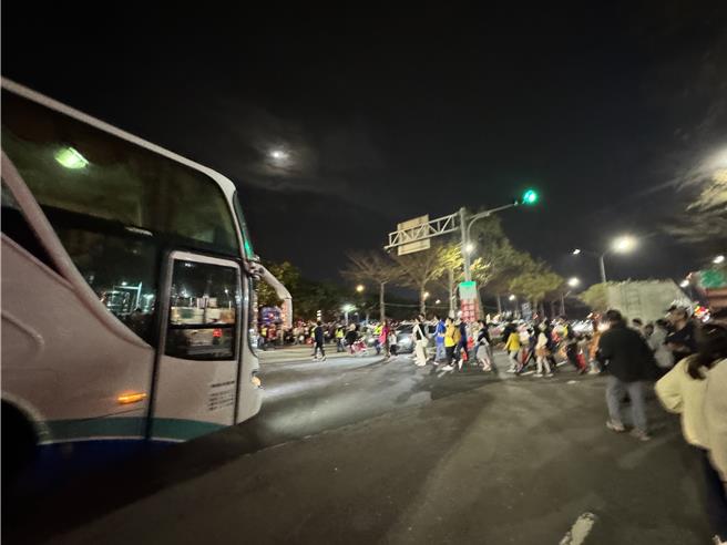 台湾灯会开幕首日涌进破百万人潮，散场的人流也很惊人。(曹婷婷摄)