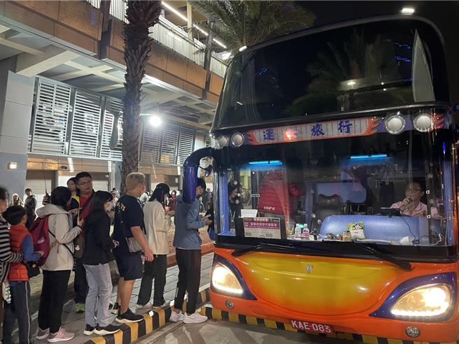 交通局针对台铁沙崙站候车民眾启动接驳机制，将人潮载往仁德火车站分流疏运。(交通局提供／曹婷婷台南传真)