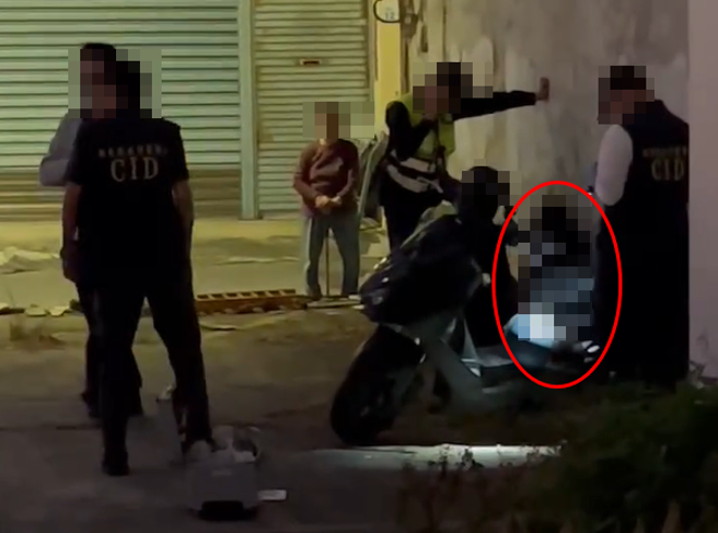 蔡姓竊賊疑似遭5名員警包圍坐地求饒。（圖／翻攝自臉書翻轉大高屏交通違規）