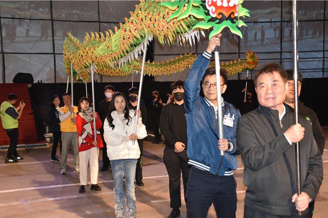 苗栗火旁龙之夜，24日晚间在苗栗市河滨公园重磅登场，苗栗县长锺东锦全家一同到场体验舞龙。（谢明俊摄）