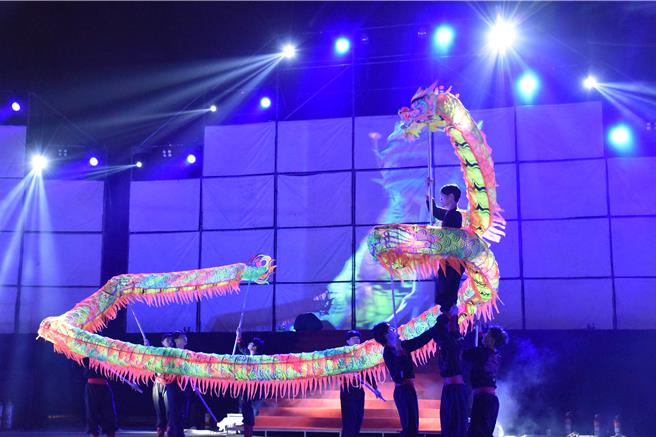 苗栗火旁龙之夜，24日晚间在苗栗市河滨公园重磅登场，国立体大舞龙表演。（谢明俊摄）