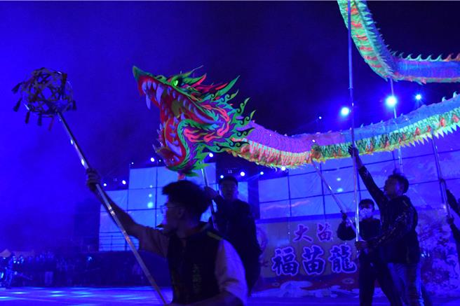 苗栗火旁龙之夜，24日晚间在苗栗市河滨公园重磅登场，福苗龙队演出。（谢明俊摄）