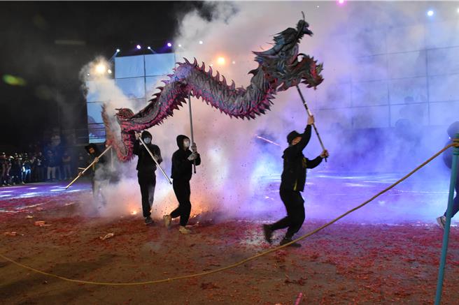 苗栗火旁龙之夜，24日晚间在苗栗市河滨公园重磅登场，火旁龙热烈登场。（谢明俊摄）