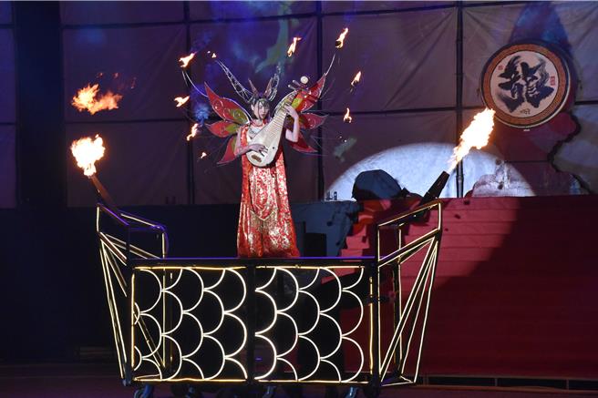 苗栗火旁龙之夜，24日晚间在苗栗市河滨公园重磅登场，即将成真火舞团表演。（谢明俊摄）