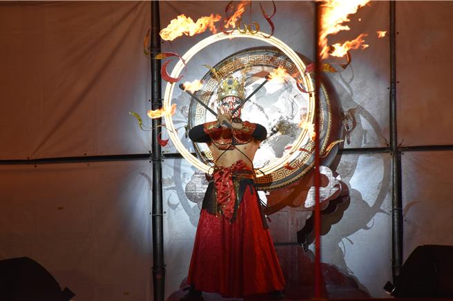 苗栗火旁龙之夜，24日晚间在苗栗市河滨公园重磅登场，即将成真火舞团表演。（谢明俊摄）