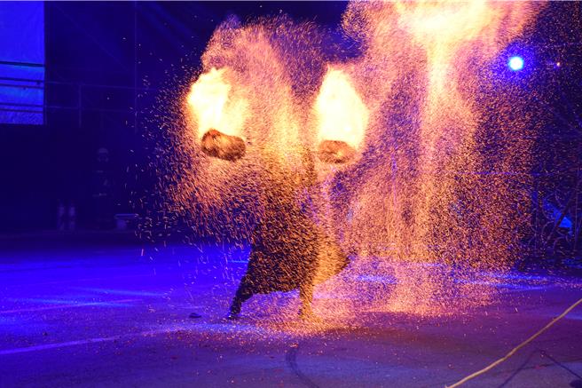 苗栗火旁龙之夜，24日晚间在苗栗市河滨公园重磅登场，即将成真火舞团表演。（谢明俊摄）