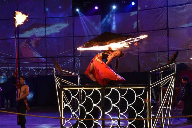 苗栗火旁龙之夜，24日晚间在苗栗市河滨公园重磅登场，即将成真火舞团表演。（谢明俊摄）