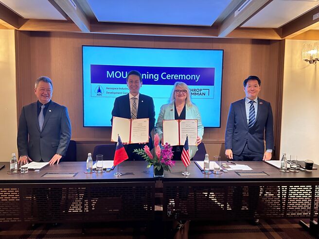 漢翔23日與美國諾格簽署策略性合作備忘錄。圖左起為漢翔董事長胡開宏、漢翔軍業處長蔡明晃、諾格副總Janice Zilch，及諾格台灣執行長黃思勳。圖／漢翔提供