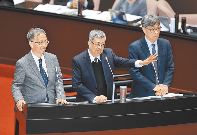 针对台糖猪肉瘦肉精疑云，立法院23日邀请行政院长陈建仁（中）进行食安专案报告，卫福部长薛瑞元（左）、农业部代理部长陈骏季（右）同台列席备询。（姚志平摄）