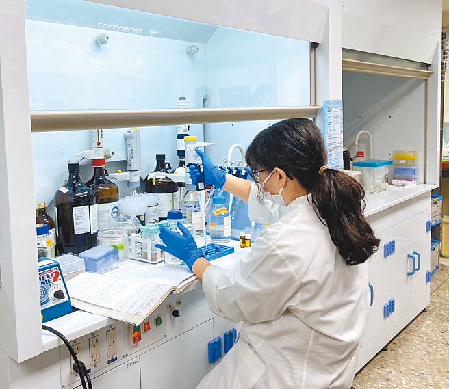 台中市食安处日前在卫福部食药署代表、专家共同指导下，进行台糖肉品复验工作。（台中市食安处提供）