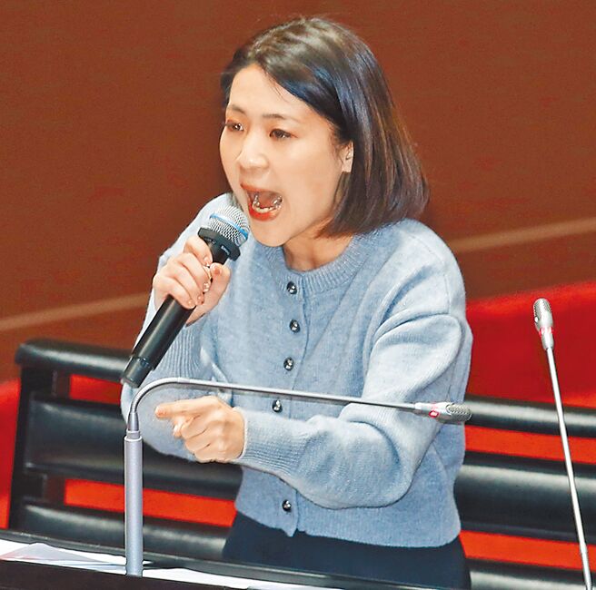 行政院长陈建仁23日在立法院做食安专案报告，立委徐巧芯酸行政院长陈建仁採删去法「是在玩百万小学堂喔？」（姚志平摄）