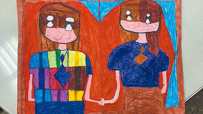 彰化縣伸港鄉陳姓國小3姊弟22日晚間走在斑馬線遭車撞飛，造成2重傷1輕傷，陳家姊姊曾畫了1幅與妹妹手牽手的畫作。（校方提供／孫英哲彰化傳真）