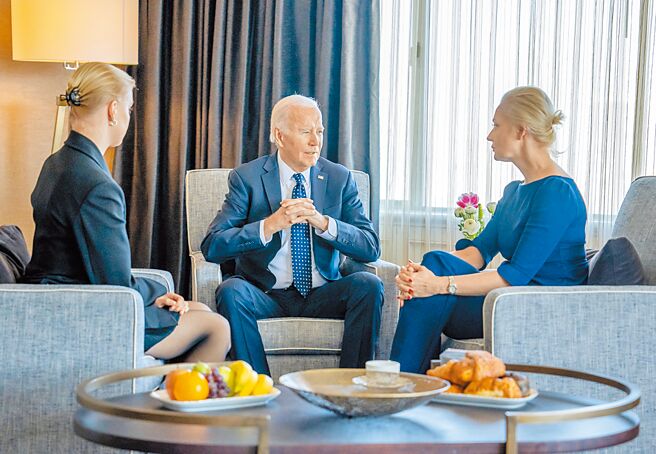 美国总统拜登（中）22日会见俄罗斯反对派领袖纳瓦尼的遗孀（右）和女儿。拜登表示将针对俄罗斯总统普丁进行新一波制裁。（摘自美国总统拜登社群媒体X）