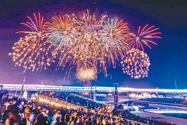 2024南投燈會與知名IP「LAIMO馬來貘」合作的無人機群飛秀，廠商因補正作業不及，取消24、25日表演，縣府今晚決加碼演出煙火秀。（南投縣政府提供／楊靜茹南投傳真）