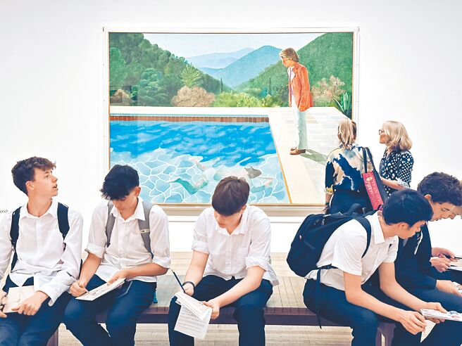 高雄市立美术馆即将迎来30周年，办理《瞬间－穿越绘画与摄影之旅》，展出包括大卫．霍克尼、毕卡索等重量级艺术家绘画与摄影关键超巨幅作品。（国巨基金会YAGEO Foundation提供／杨舒婷高雄传真）