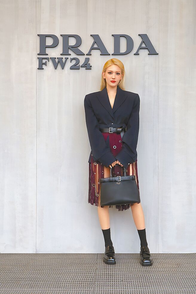 南韓歌手SOMI以酒紅色流蘇裙現身。（Prada提供）