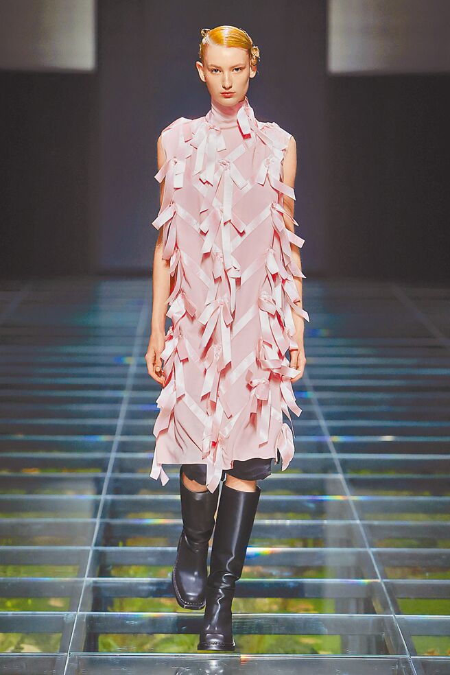 Prada 2024秋冬系列，蝴蝶結是十分重要的元素。（Prada提供）