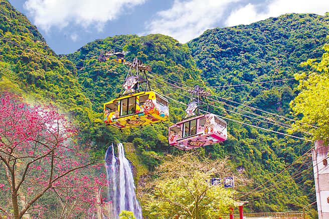 雲仙樂園新纜車有招牌旺仔公仔圖騰，搭配櫻花景色吸引許多旅人前往拍照打卡。（雲仙樂園提供）