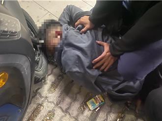 高雄雜貨店遭人持刀搶走1萬多元！男店員後頸傷 22歲嫌落網搜出槍毒