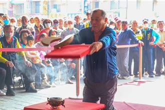 台南西港香科儀旗牌官出爐！鞋布工廠老闆11聖筊接任